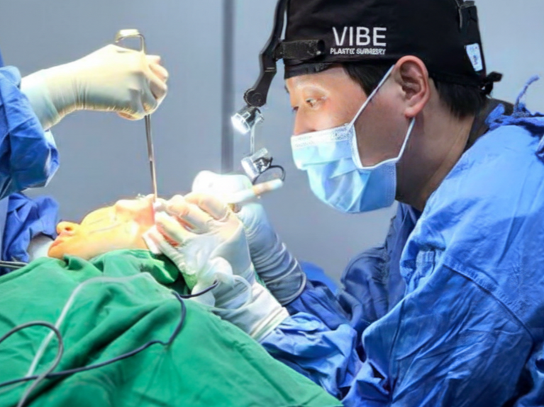 첨단 수술 장비